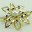 Laden Sie das Bild in den Galerie-Viewer, Vintage Brosche mit Perle / ca. 0.24 ct. Saphir / 585er 14 Karat Gold