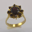Laden Sie das Bild in den Galerie-Viewer, Vintage Damenring mit Granat / 333er 8 Karat Gold 49 15,6 mm Ø *