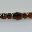 Laden Sie das Bild in den Galerie-Viewer, Vintage-Brosche mit Granat / 333er - 8 Karat Gelbgold