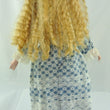 Laden Sie das Bild in den Galerie-Viewer, Mädchen mit blau weißem Kleid / Porzellankopf & Stoffkörper / ca. 41 cm