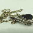 Laden Sie das Bild in den Galerie-Viewer, Antike Schnupftabak Fläschchen & Kette Versilbert mit Onyxstein