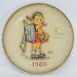 Laden Sie das Bild in den Galerie-Viewer, Hummel Jahresteller 1980 von Goebel - HUM 273