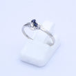 Laden Sie das Bild in den Galerie-Viewer, Vintage Damenring mit Saphir / 333er - 8 Karat Weißgoldgold - 51 16,2 mm Ø