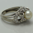 Laden Sie das Bild in den Galerie-Viewer, Vintage Damenring mit ca,1.0 ct.Diamanten & Perle / 950er-Platin 53 16,8 mm Ø *
