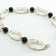 Laden Sie das Bild in den Galerie-Viewer, Vintage Damen Armkette mit Schwarzen Steinen 835er Silber