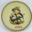 Laden Sie das Bild in den Galerie-Viewer, Hummel Jahresteller 1986 von Goebel - HUM 279