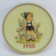 Laden Sie das Bild in den Galerie-Viewer, Hummel Jahresteller 1988 von Goebel - HUM 284