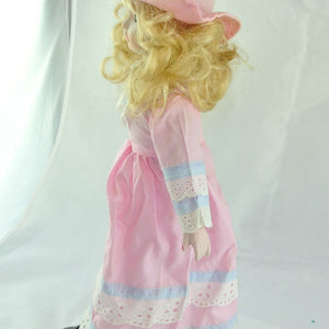 Puppe mit rosa blauem Kleid & Hut / Porzellankopf & Stoffkörper / ca. 40 cm