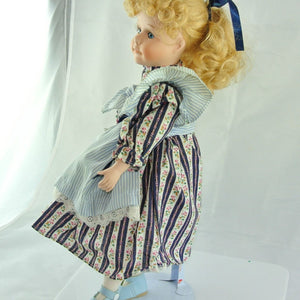 Mädchen mit blauem Kleid / Porzellankopf & Stoffkörper / ca. 41 cm