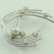 Laden Sie das Bild in den Galerie-Viewer, Vintage Brosche mit Perle &amp; Diamanten ca. 0.30 ct / 585er 14 Karat Gold
