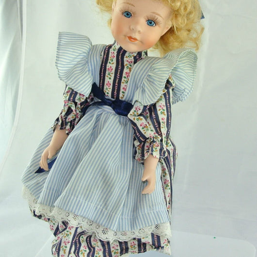 Mädchen mit blauem Kleid / Porzellankopf & Stoffkörper / ca. 41 cm