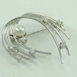 Laden Sie das Bild in den Galerie-Viewer, Vintage Brosche mit Perle &amp; Diamanten ca. 0.30 ct / 585er 14 Karat Gold
