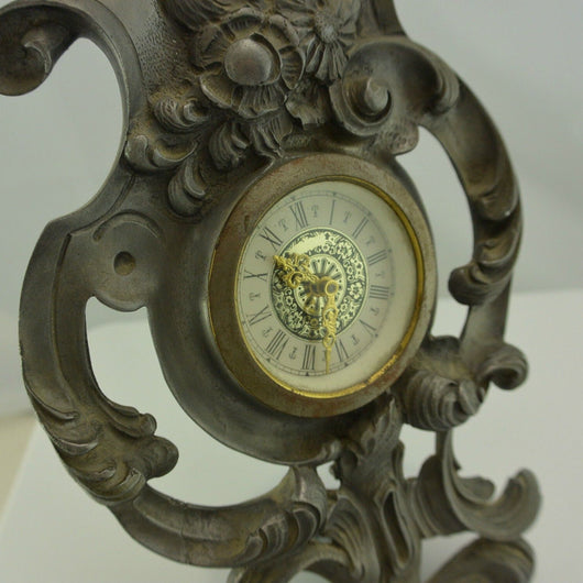 nostalgische Zinnuhr mit „Blumenmotiv“