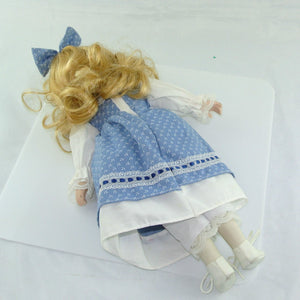 Puppe mit blau weißem Kleid / Porzellankopf & Stoffkörper / ca. 33 cm