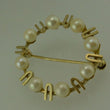 Laden Sie das Bild in den Galerie-Viewer, Vintage Brosche - mit Perlen / 333er - 8 Karat Gelbgold
