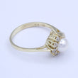 Laden Sie das Bild in den Galerie-Viewer, Vintage Damenring mit Perle &amp; Zirkonia / 333er - 8 Karat Gold - 55 17,5 mm Ø
