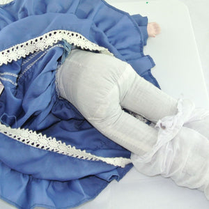 Tiller Puppe mit Blauem Kleid & Hut / Porzellankopf & Stoffkörper / ca. 44 cm