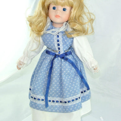 Puppe mit blau weißem Kleid / Porzellankopf & Stoffkörper / ca. 33 cm
