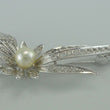 Laden Sie das Bild in den Galerie-Viewer, Vintage Brosche &quot;Blume mit Perle &amp; Zirkonia&quot; / 800er Silber
