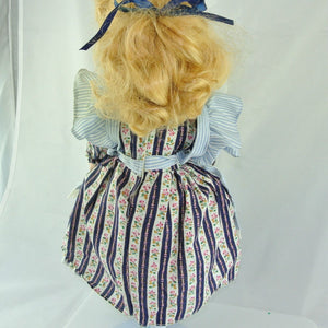 Mädchen mit blauem Kleid / Porzellankopf & Stoffkörper / ca. 41 cm