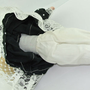 Babypuppe mit schwarzem Kleid / Porzellankopf & Stoffkörper / ca. 37 cm