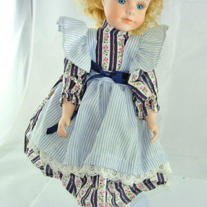 Mädchen mit blauem Kleid / Porzellankopf & Stoffkörper / ca. 41 cm