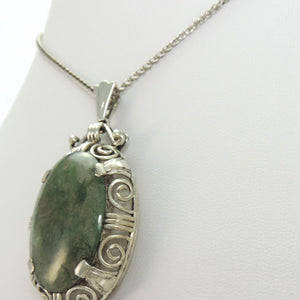 Vintage Halskette mit Halbedelstein-Anhänger 800er Silber Kette Nephrit Jade