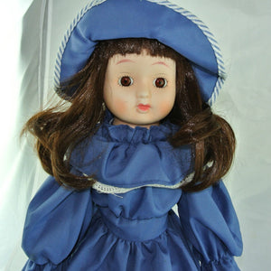 Tiller Puppe mit Blauem Kleid & Hut / Porzellankopf & Stoffkörper / ca. 44 cm