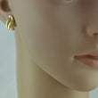 Laden Sie das Bild in den Galerie-Viewer, Vintage Ohrclips - in &quot;Flügel-Form&quot; / 333er - 8 Karat Gelbgold
