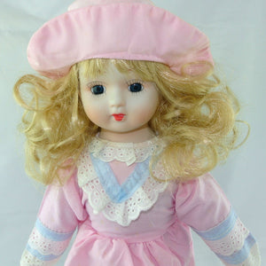 Puppe mit rosa blauem Kleid & Hut / Porzellankopf & Stoffkörper / ca. 40 cm