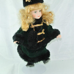 Mädchen mit grünem Kleid und Hut / Porzellankopf & Stoffkörper / ca. 32 cm