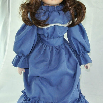 Tiller Puppe mit Blauem Kleid & Hut / Porzellankopf & Stoffkörper / ca. 44 cm