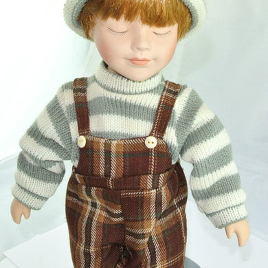 Junge mit brauner Latzhose / Porzellankopf & Stoffkörper / ca. 34 cm
