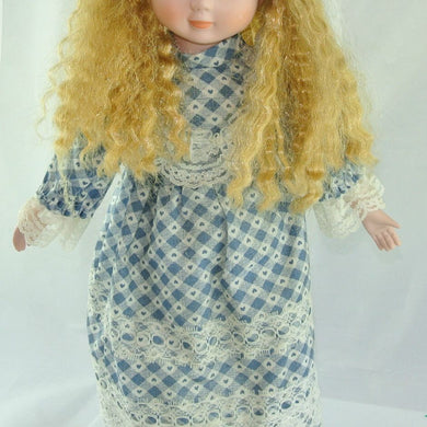 Mädchen mit blau weißem Kleid / Porzellankopf & Stoffkörper / ca. 41 cm